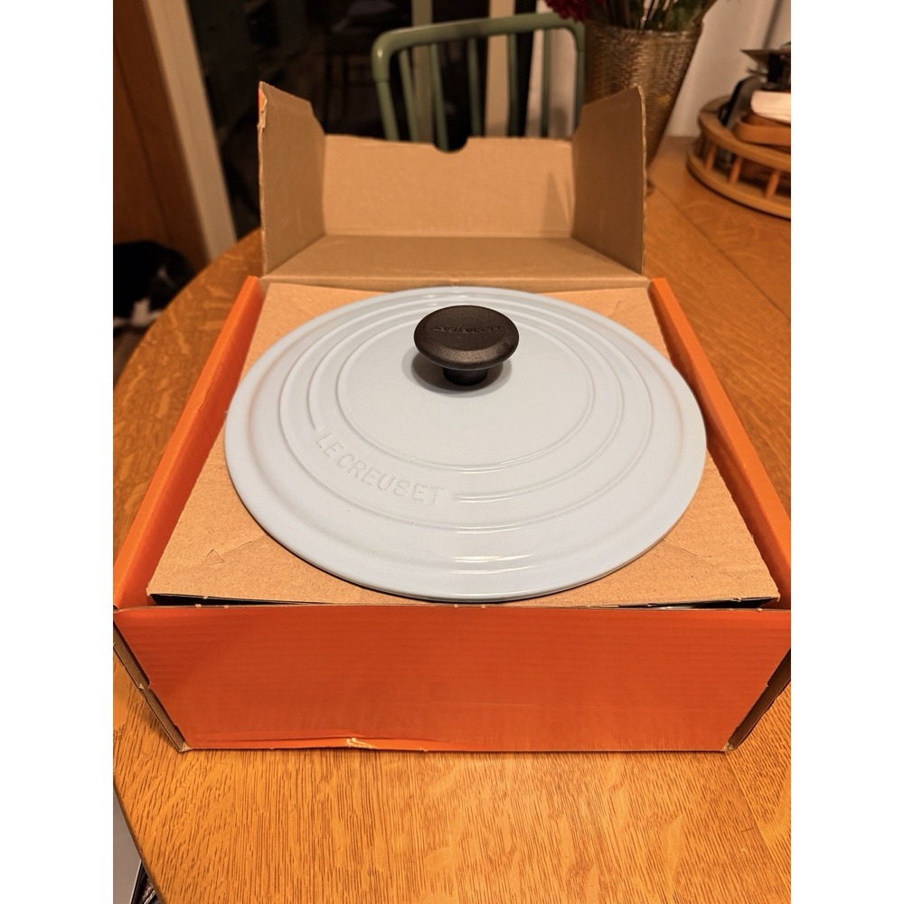 New In Box Le Creuset Signature Round Sky Blue 5.5 Qt Dutch Oven #26